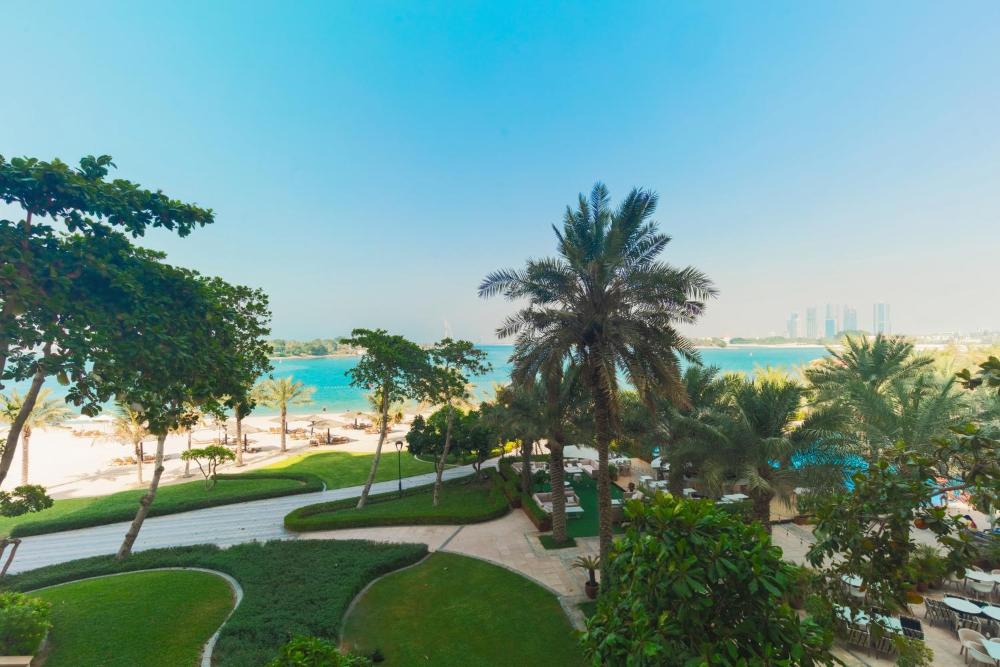 Bright 2 Bedroom Apartment, Beach & Pool Access