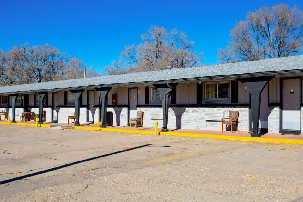 rodeway inn and suites raton