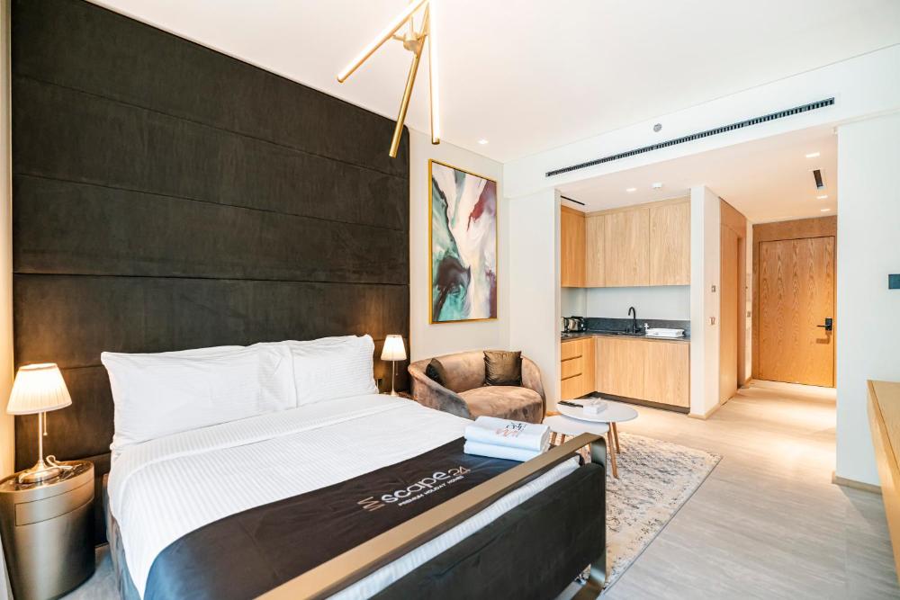 Escape24 Cozy Studio with Pool View in JVC