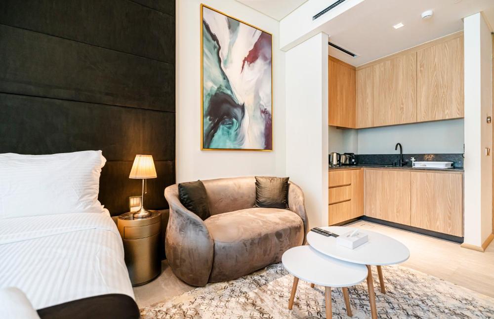 Escape24 Cozy Studio with Pool View in JVC