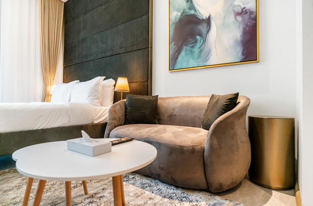 Escape24 Cozy Studio with Pool View in JVC