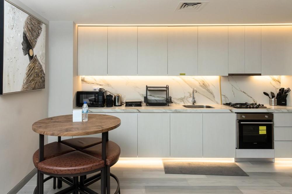 Dubai Marina Walk Gem Modern Apartments with Pool & Gym access, Steps to Beach & Metro Managed by Su