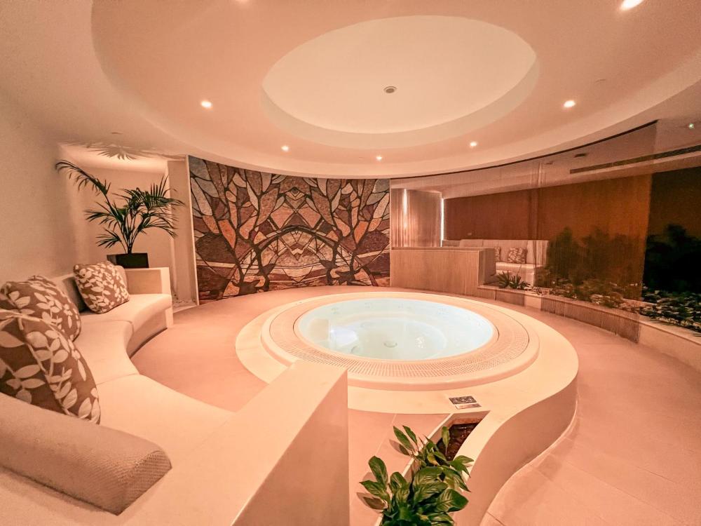 New Fairmont Residence with private beach on PalmJumeirah