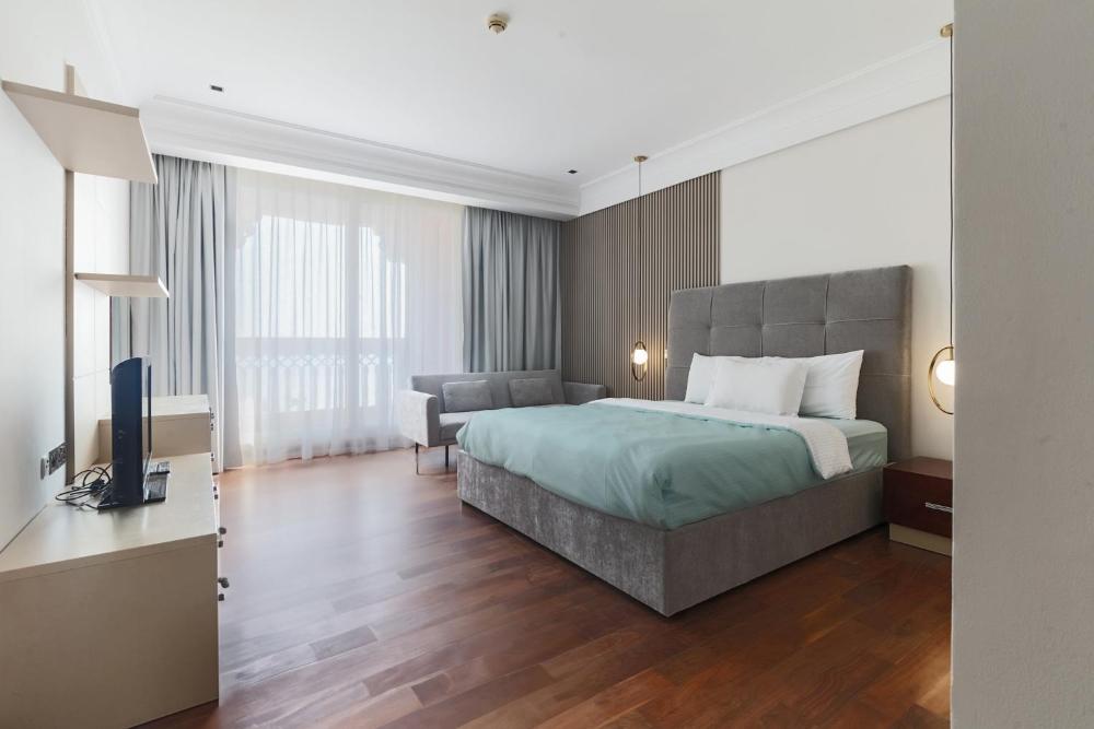 Spacious 2-bedroom beachfront apartment with pool