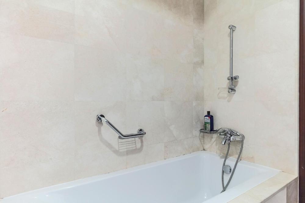 Spacious 2-bedroom beachfront apartment with pool