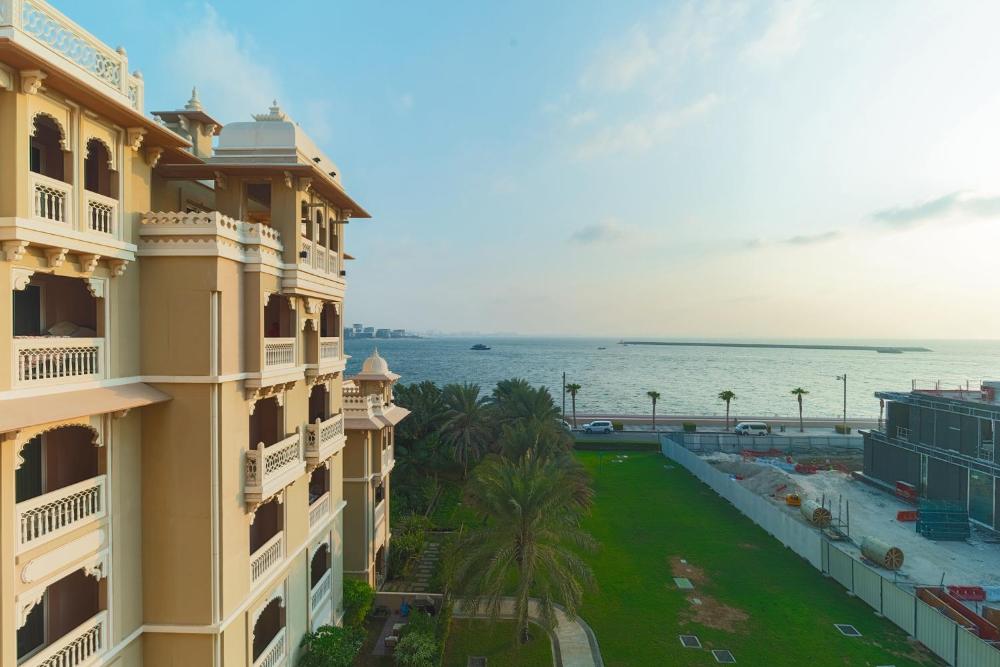 Spacious 2-bedroom beachfront apartment with pool