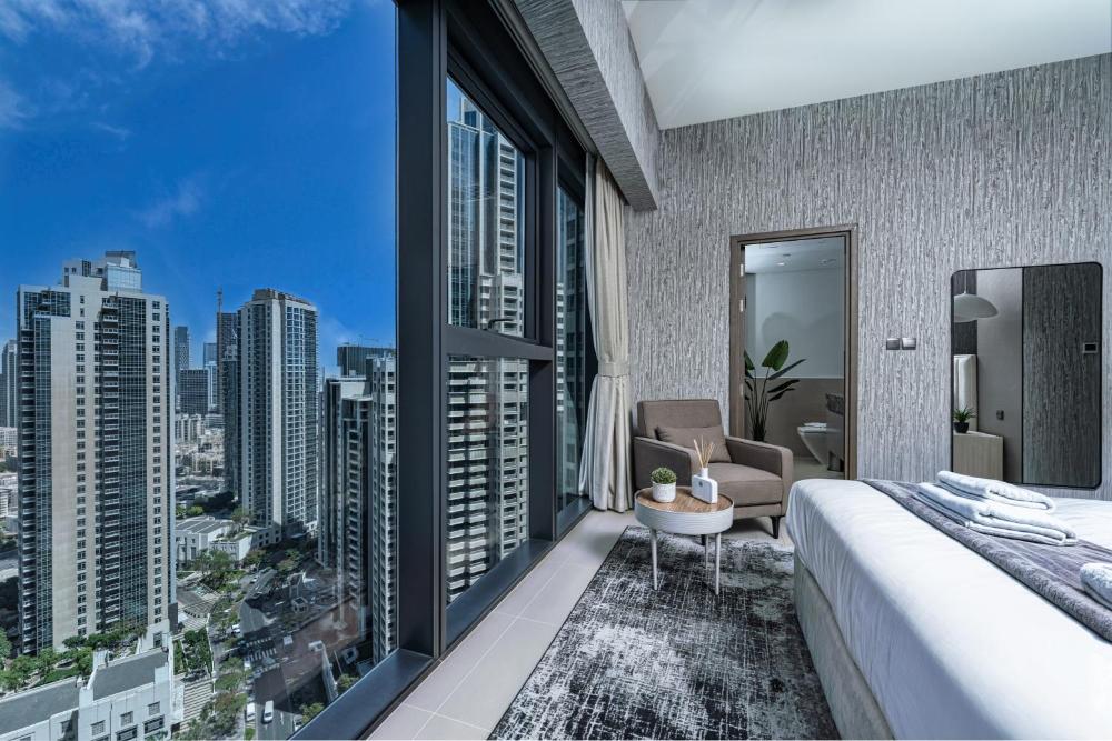 Full Burj Kalifa and Dubai Fountain Views