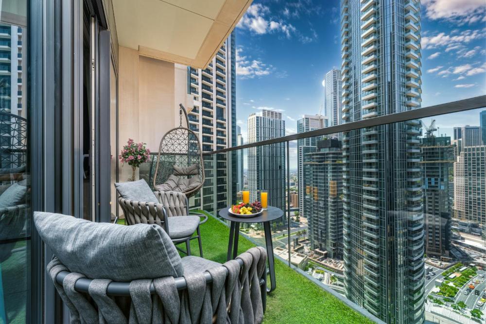 Full Burj Kalifa and Dubai Fountain Views