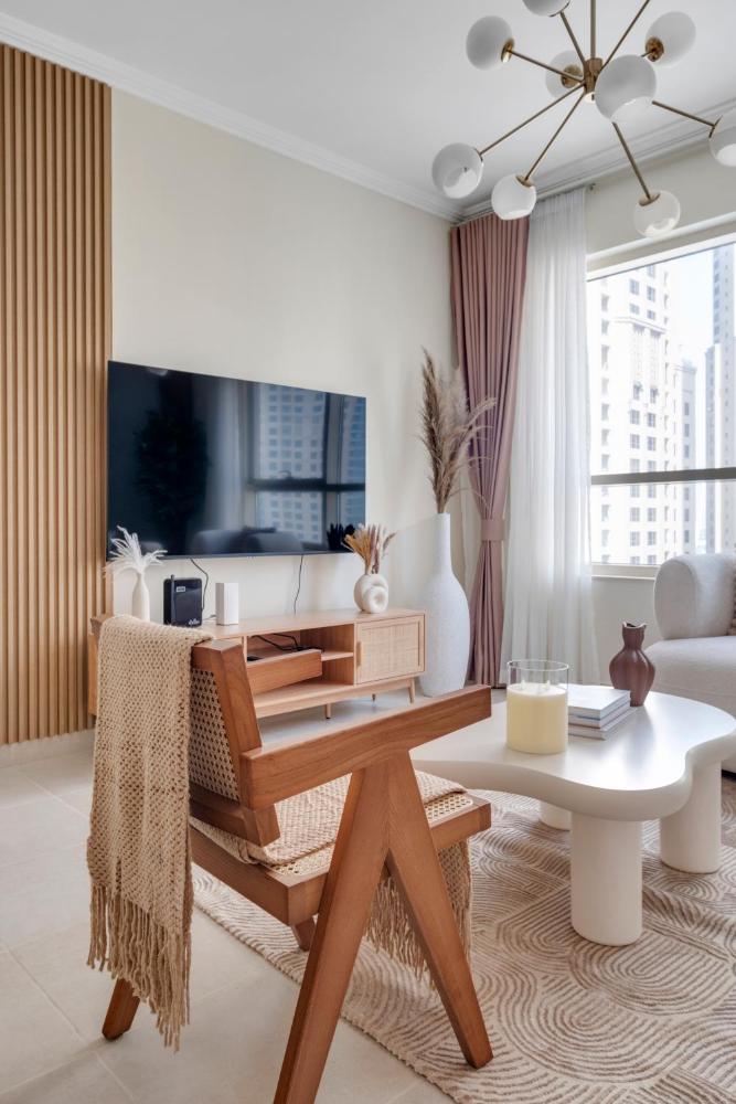 Dubai Marina Promenade 1BR Apartment with Pool near JBR