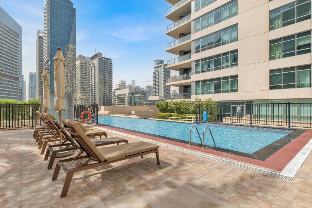 Dubai Marina Promenade 1BR Apartment with Pool near JBR