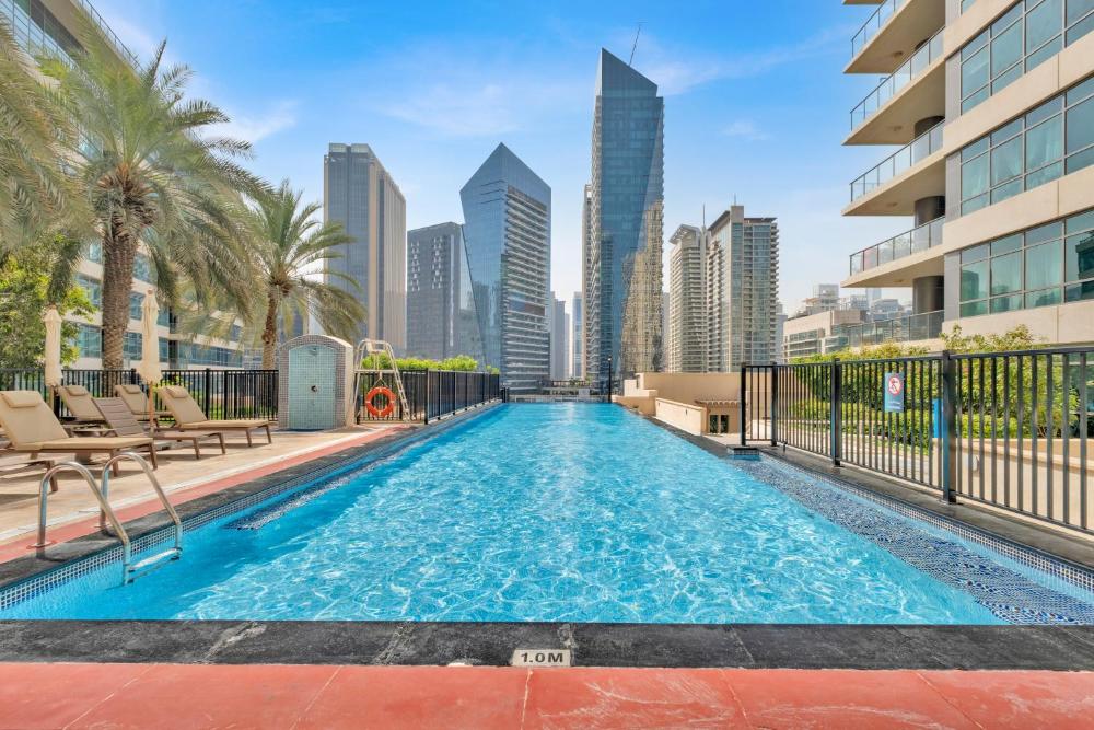 Dubai Marina Promenade 1BR Apartment with Pool near JBR