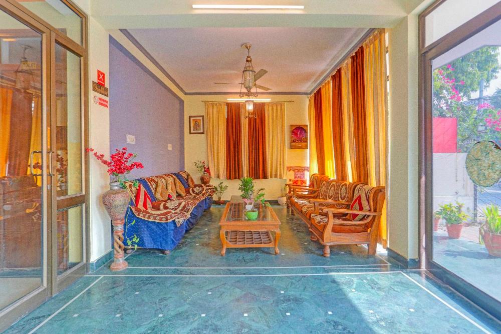 Townhouse Bani Park Near Collectorate Circle