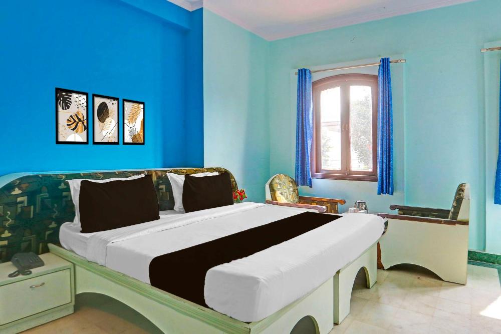 Townhouse Bani Park Near Collectorate Circle