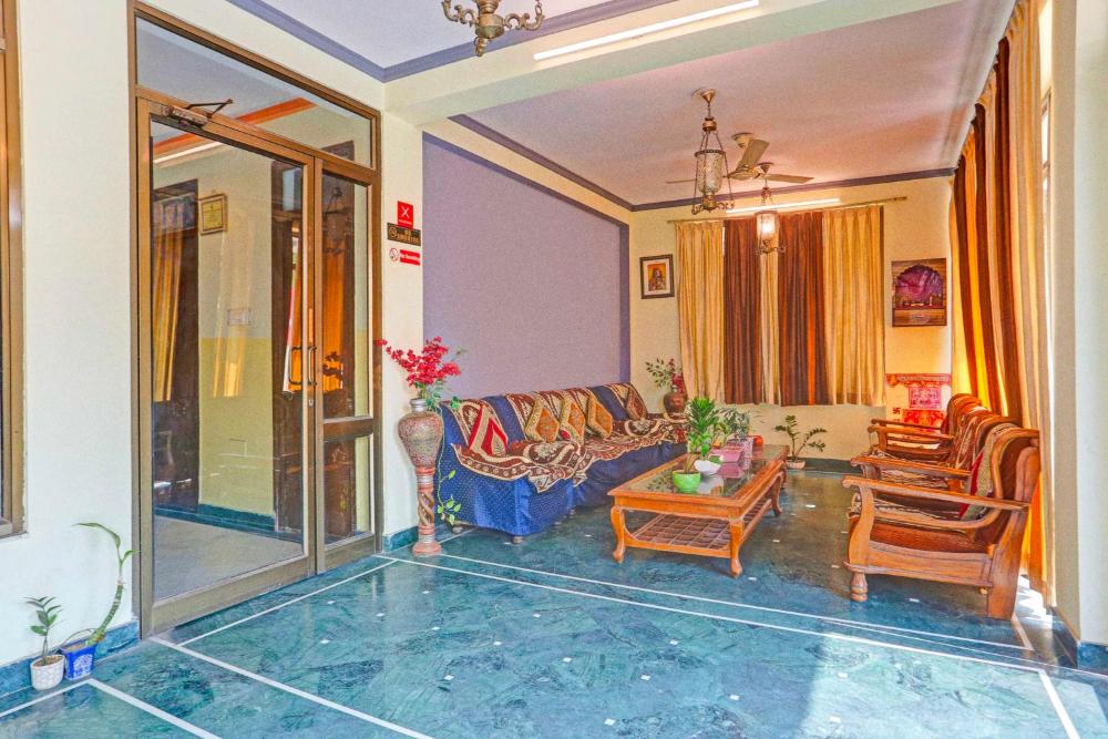 Townhouse Bani Park Near Collectorate Circle