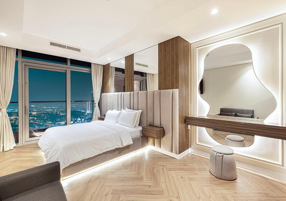 Paramount Midtown Hotel - Luxury Apartments & Infinity Pool with Burj Khalifa View