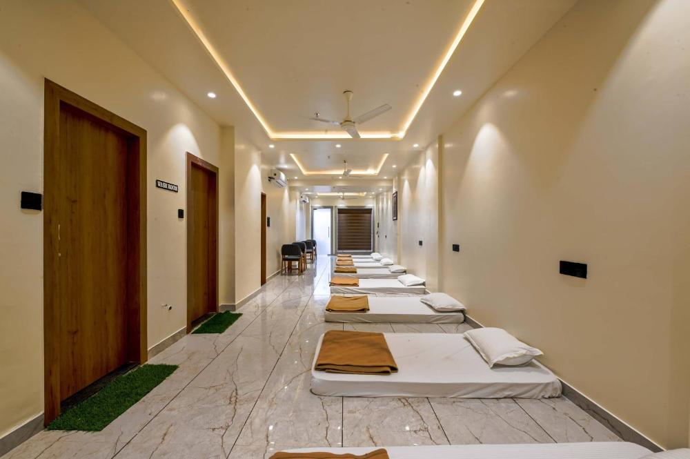 HOTEL SHREE RADHE
