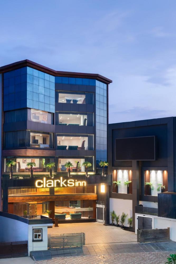 Clarks Inn, Basti