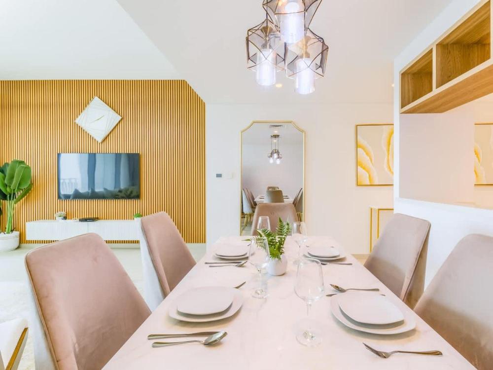 Luxe 2 BR w/ Burj Khalifa View & Dubai Mall Access