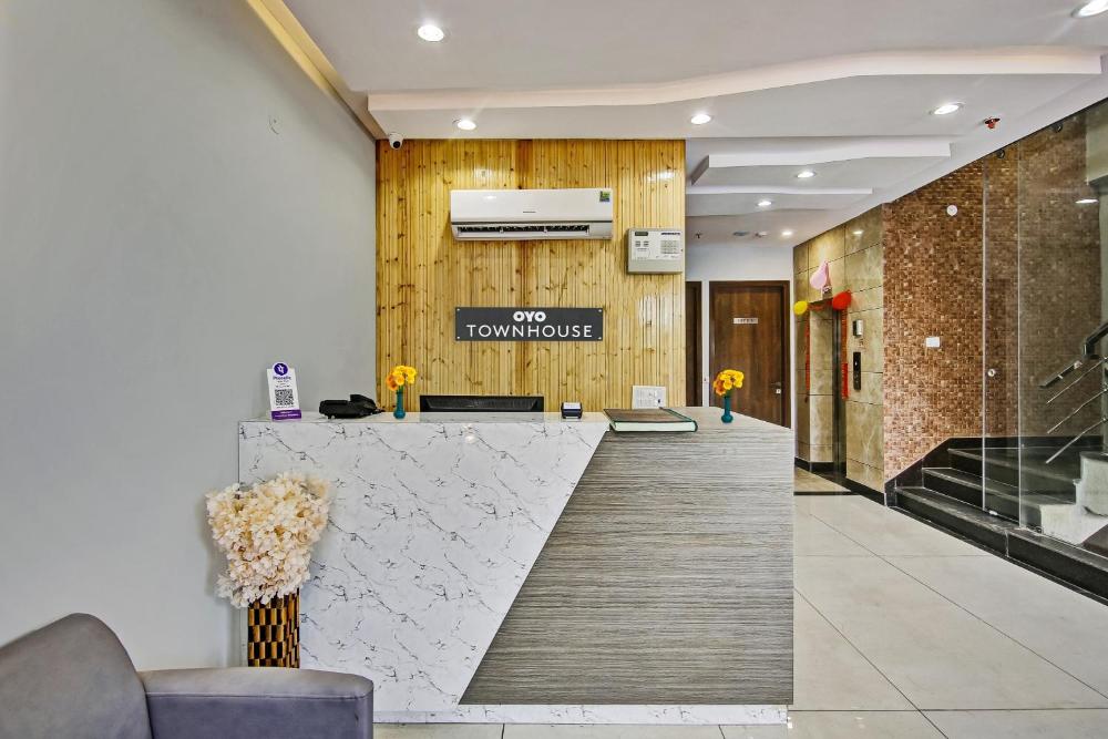 Townhouse Golden Frame near sec 62 noida