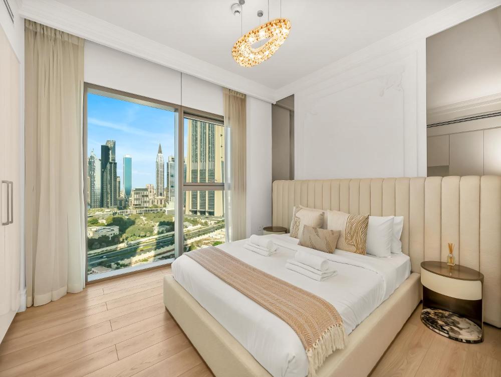Luxe 2 BR w/ Burj Khalifa View & Dubai Mall Access