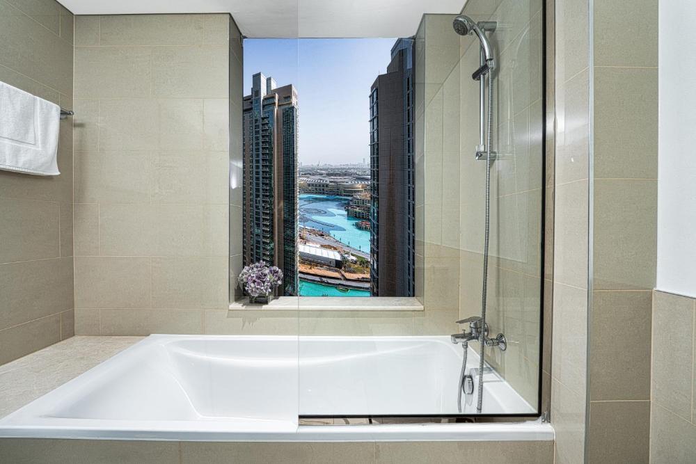 Full Burj Kalifa and Dubai Fountain Views