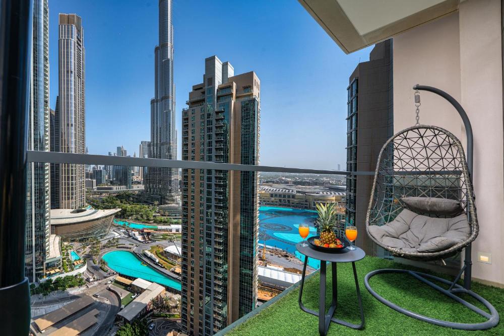Full Burj Kalifa and Dubai Fountain Views