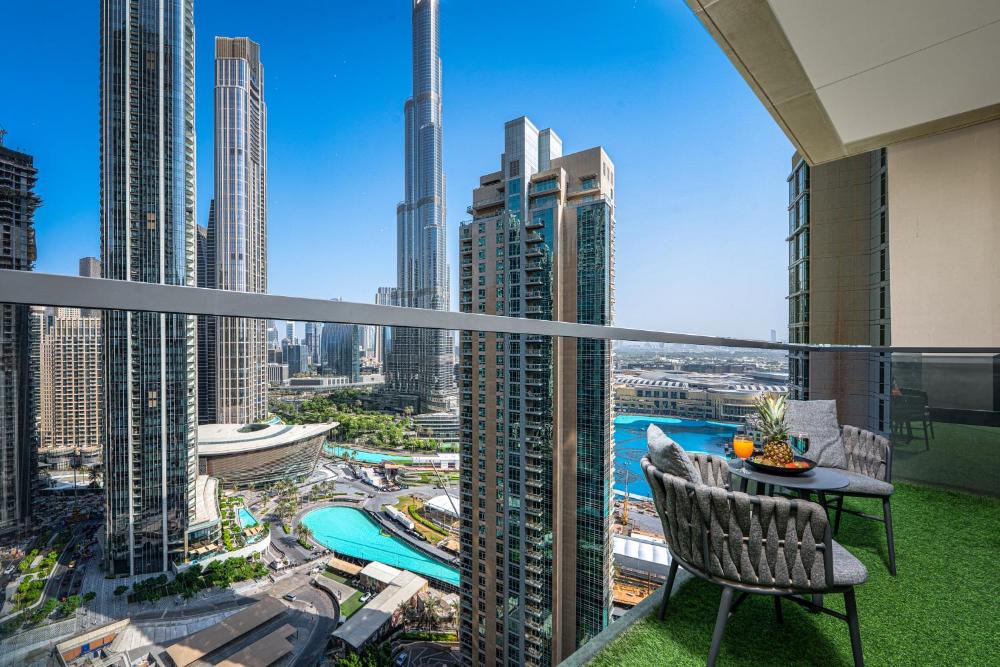 Full Burj Kalifa and Dubai Fountain Views