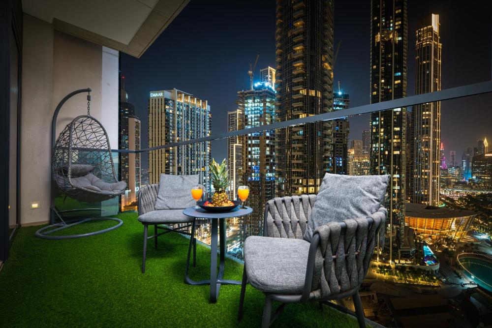 Full Burj Kalifa and Dubai Fountain Views