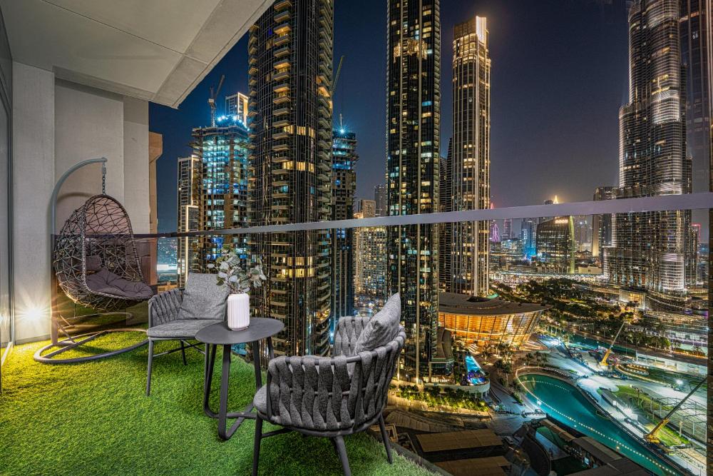 Full Burj Kalifa and Dubai Fountain Views
