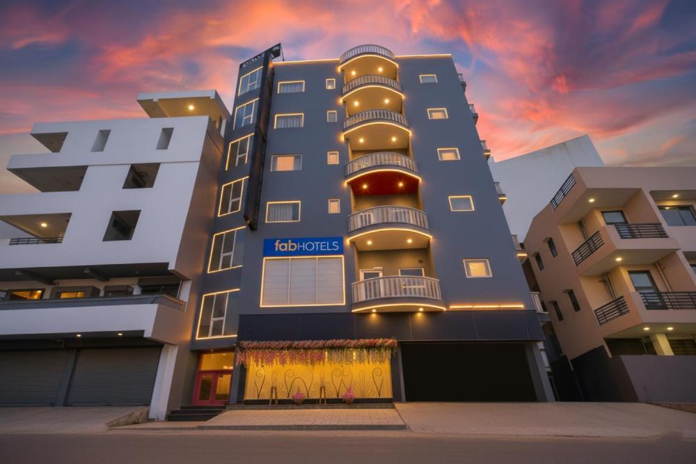 Townhouse Sector 49 Near Logix city centre