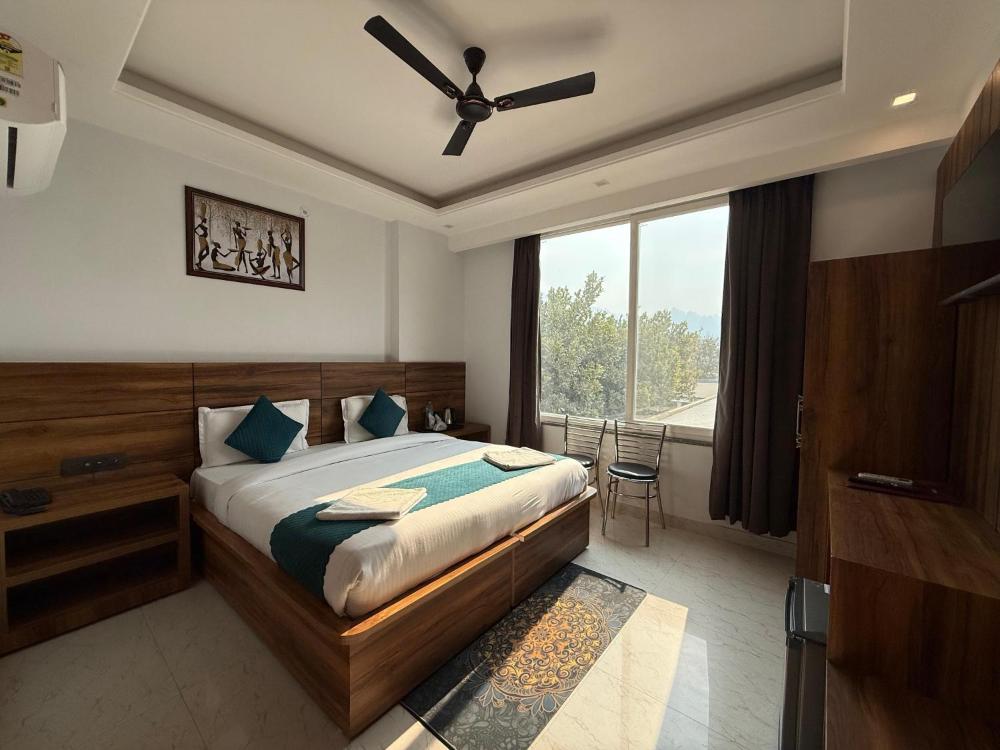 Hotel Vaidik Ganga, Near Parmarth Niketan