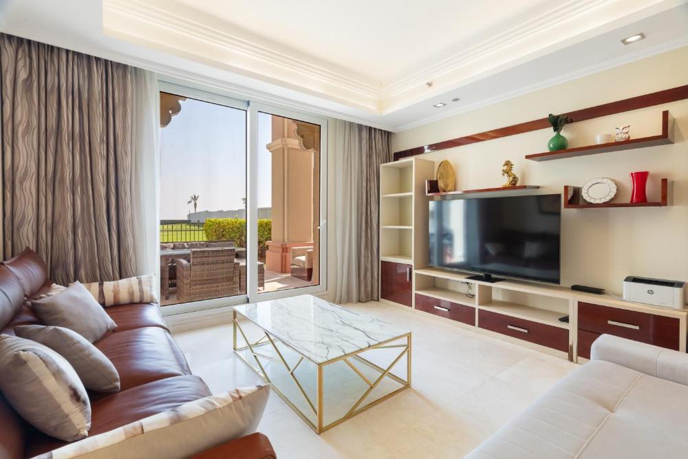 Fully-equppied studio with private beach and pool