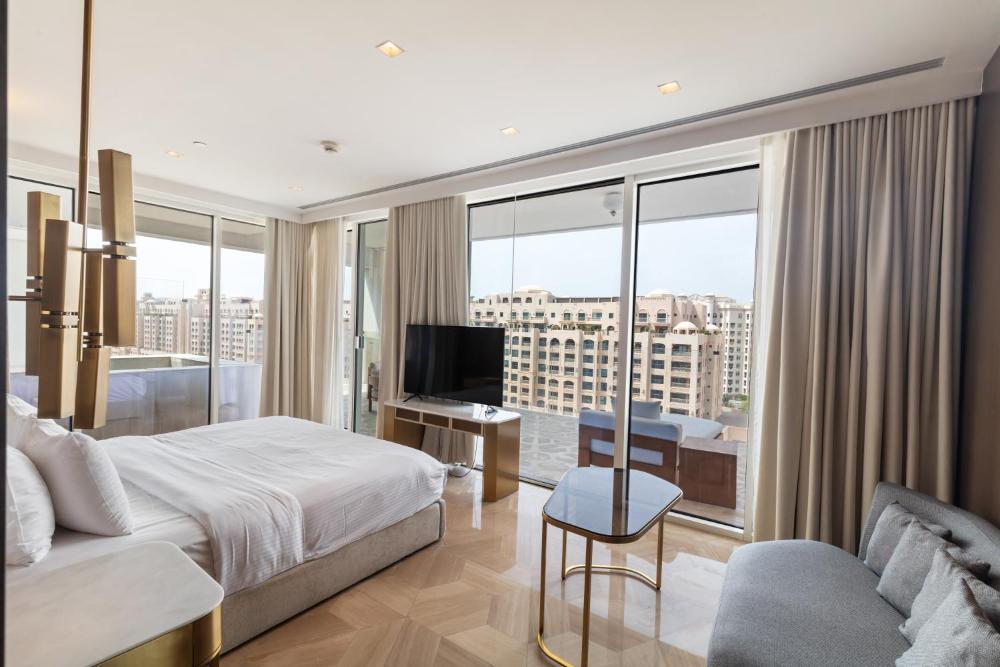 Luxury 3BDR Apartment, Pool & Beach Access