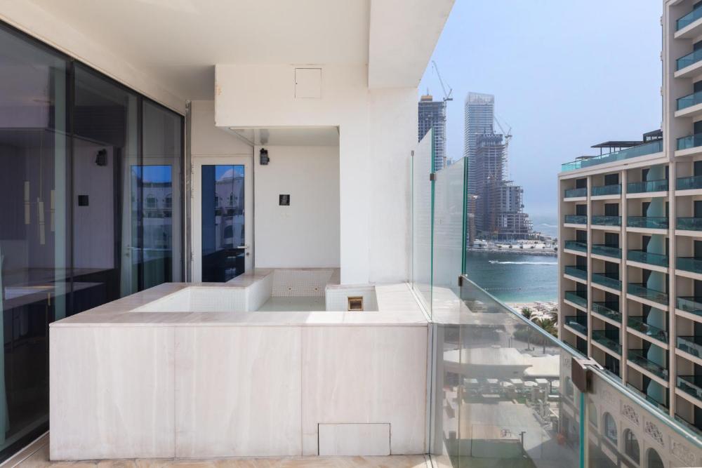 Luxury 3BDR Apartment, Pool & Beach Access