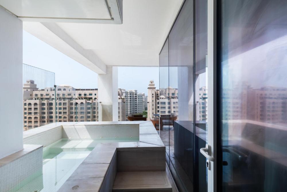 Luxury 3BDR Apartment, Pool & Beach Access
