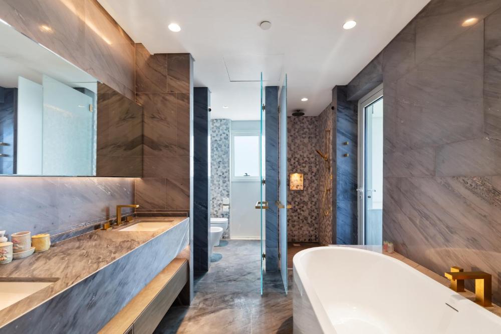 Luxury 3BDR Apartment, Pool & Beach Access