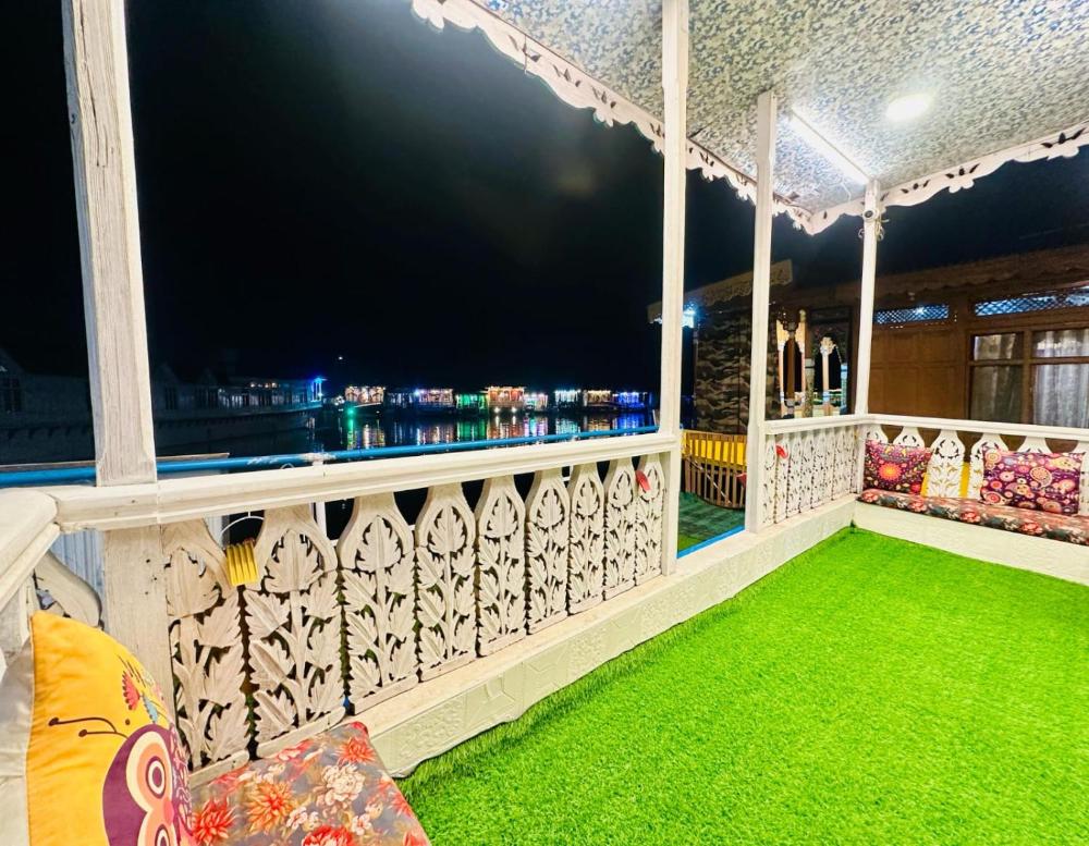New Retreet Houseboat