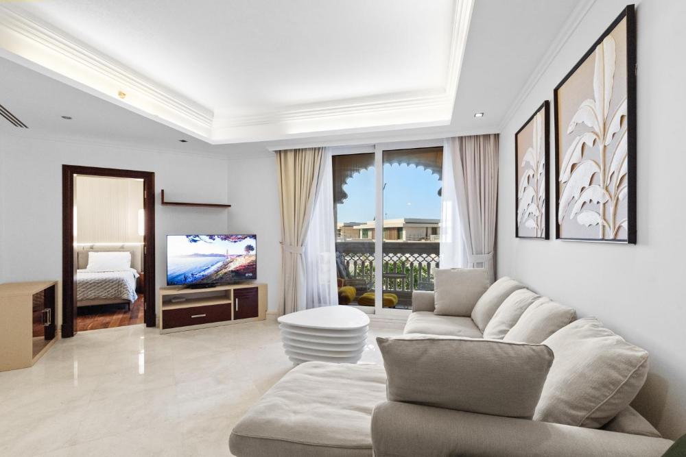 Fully-equppied studio with private beach and pool