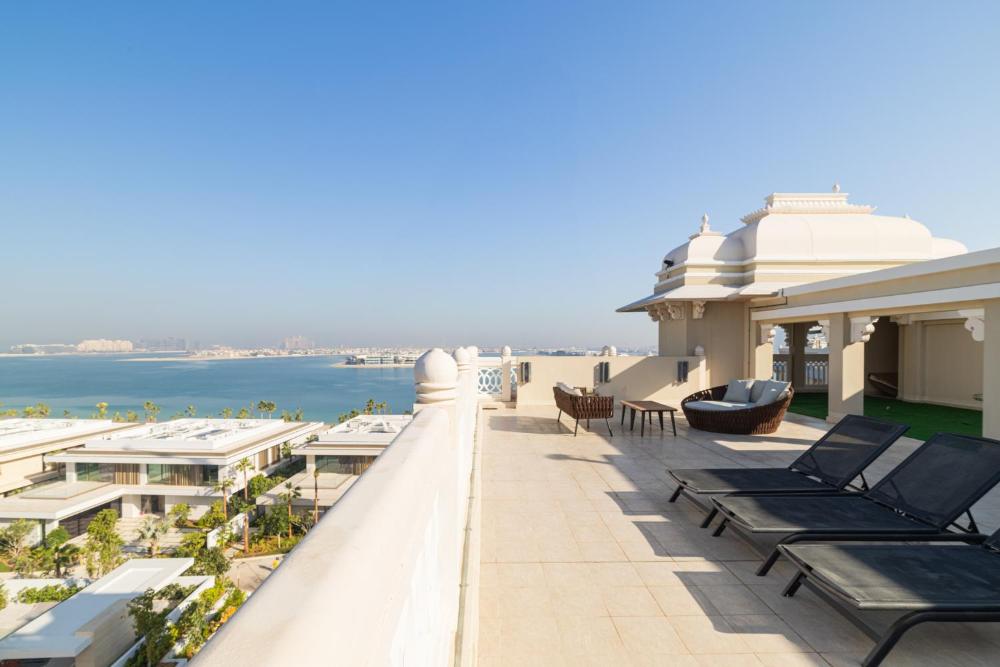 Fully-equppied studio with private beach and pool