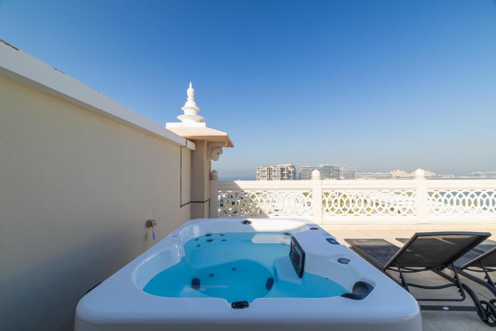 Fully-equppied studio with private beach and pool