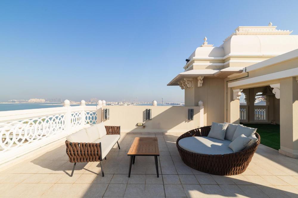 Fully-equppied studio with private beach and pool