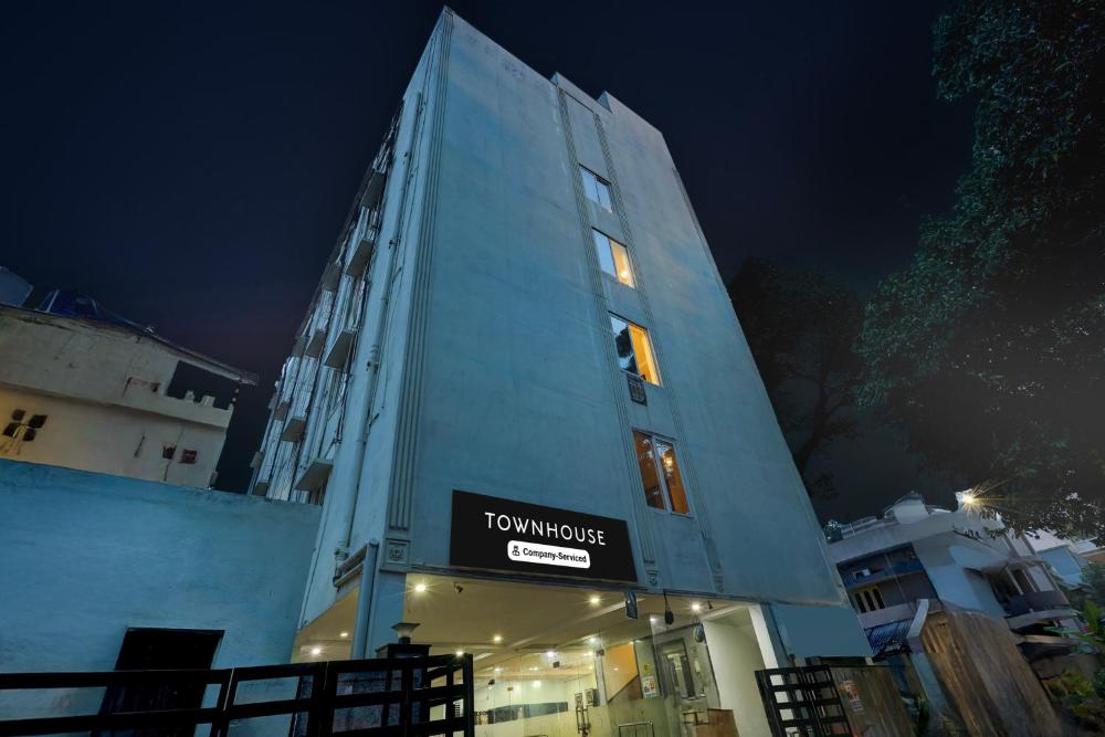 OYO Townhouse Benz Circle MG Road