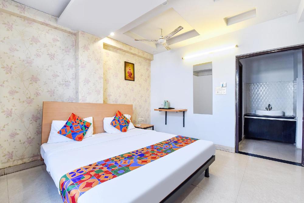 OYO SilverKey 60481 Gayatri Nagar