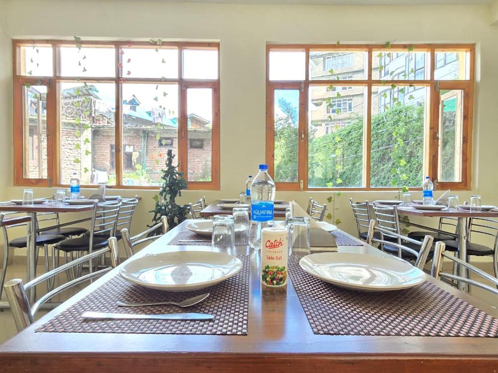 Hotel The Destination Manali (850m from Mall Road}