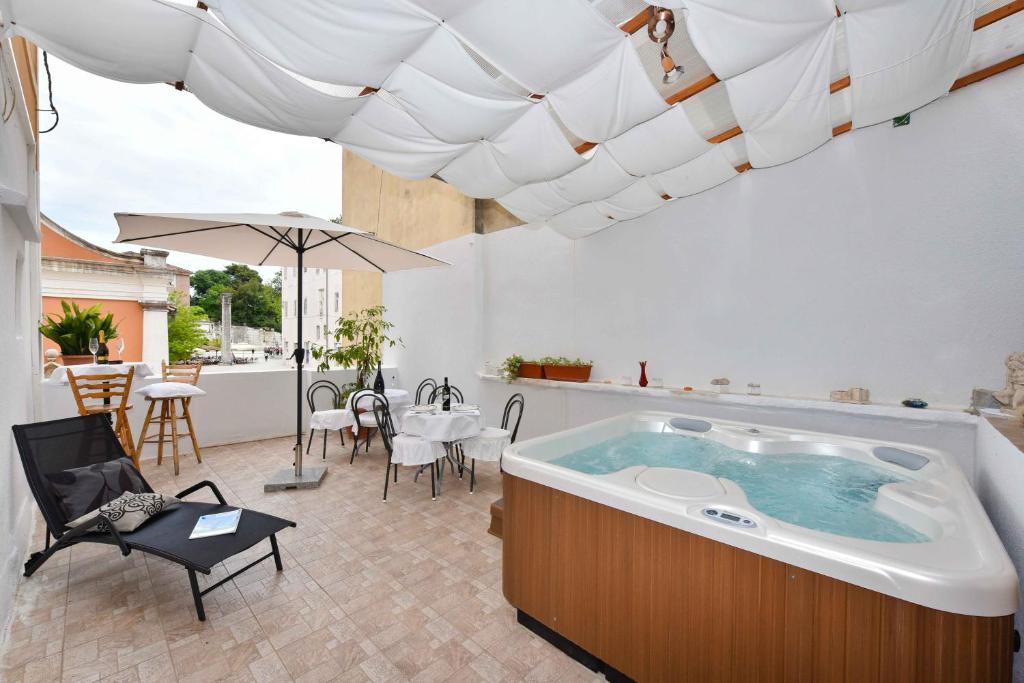 Old Town Jacuzzi Suite photo 2