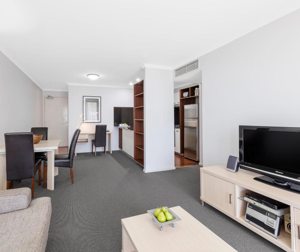 Oaks Brisbane Lexicon Suites - Tap to explore photos