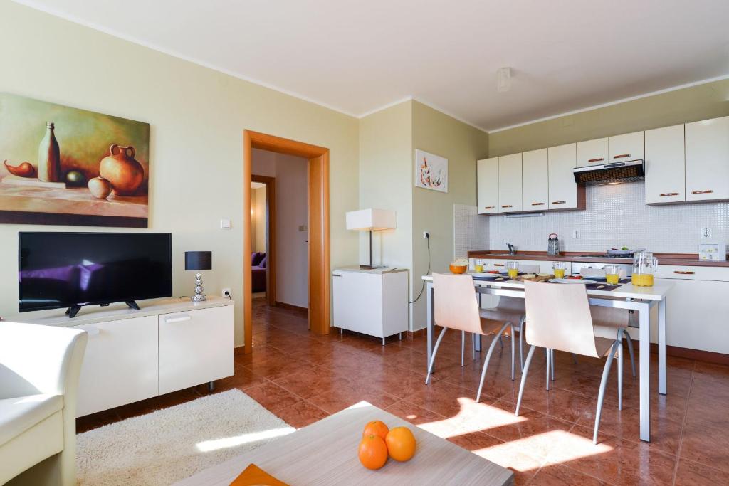 Cecilia Apartments photo 1