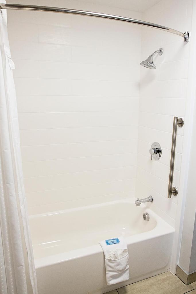 Holiday Inn Express & Suites Greenwood Mall, an IHG Hotel photo 1