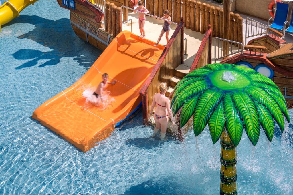 Hotel Oasis Park Splash photo 3