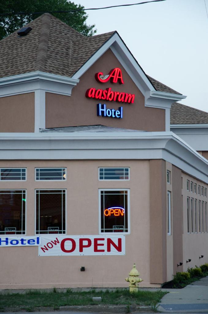 AAshram Hotel by Niagara River image